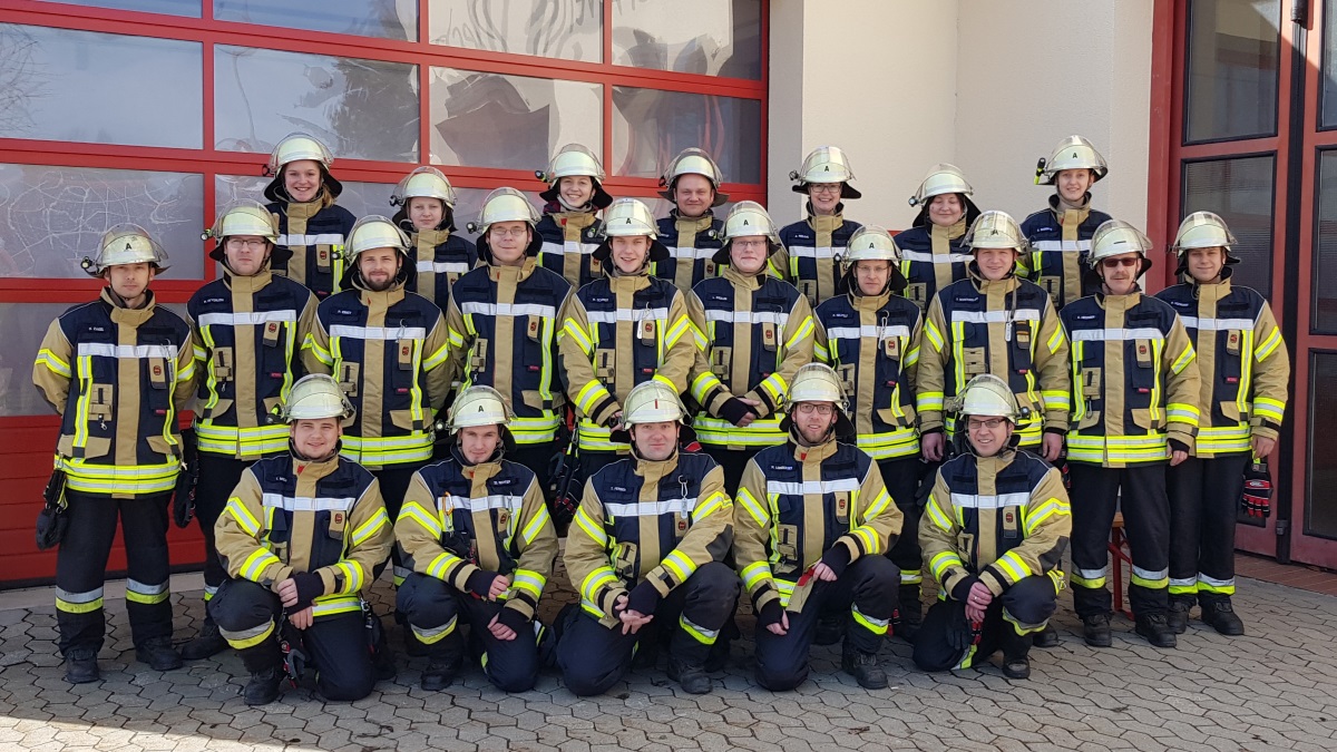 Gruppenfoto mit den aktiven der Freiwilligen Feuerwehr Plech im Schutzanzug