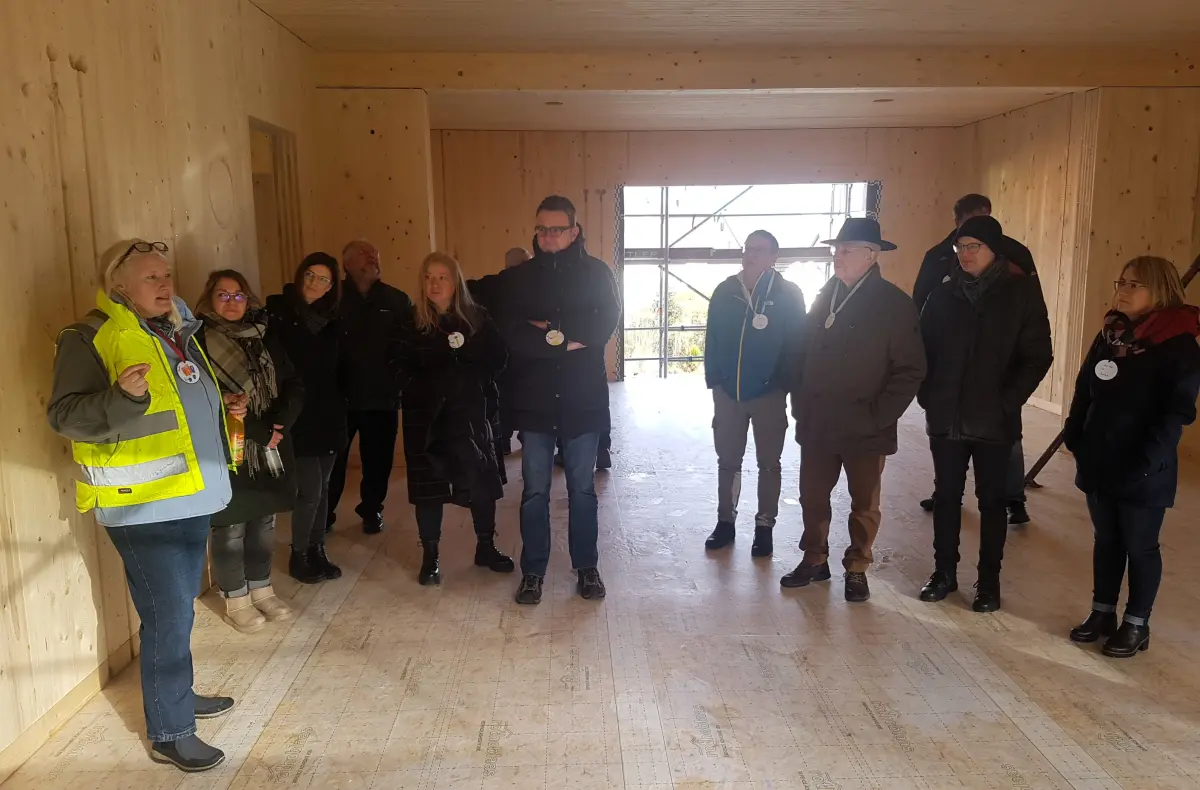 images/Artikel/richtfest_kita/cbgruppenfuehrung-durch-neubau.webp