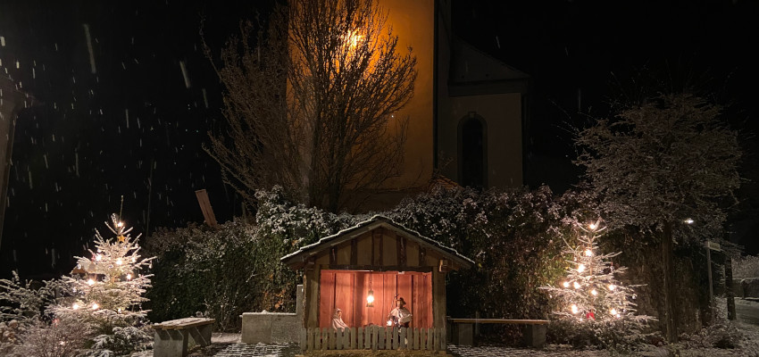 Krippe vor der Plecher Kirche im Abendlicht