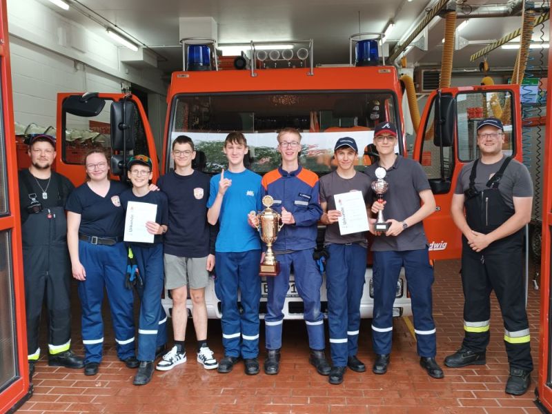 Die Jugendfeuerwehr mit Betreuern vor dem Feuerwehrauto