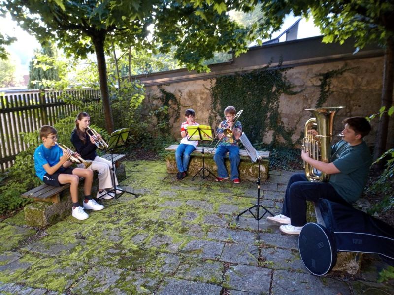 Der Nachwuchs des Plecher Posaunenchores beim Üben im Gemeindegarten