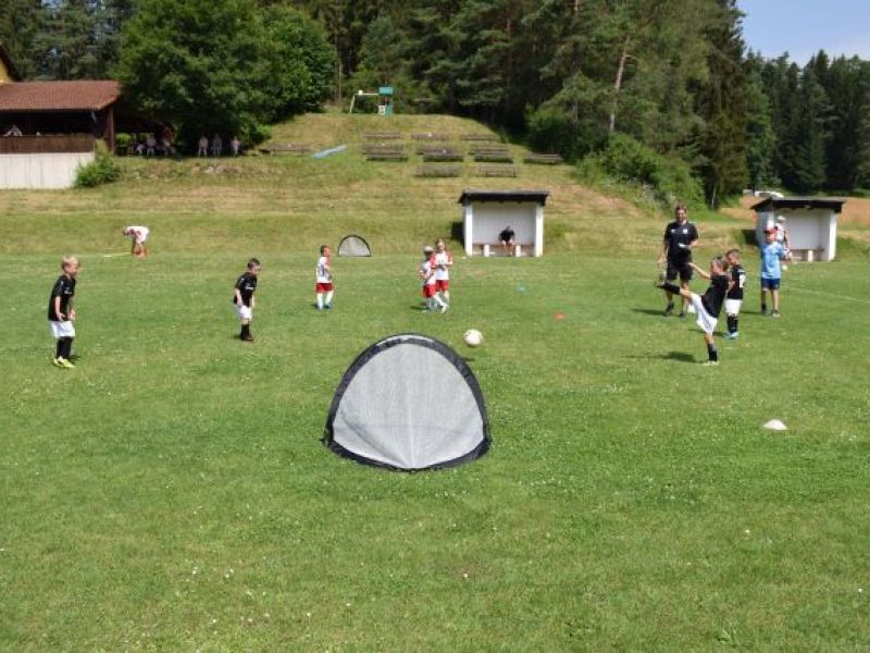 Kinder beim Fußballtraining