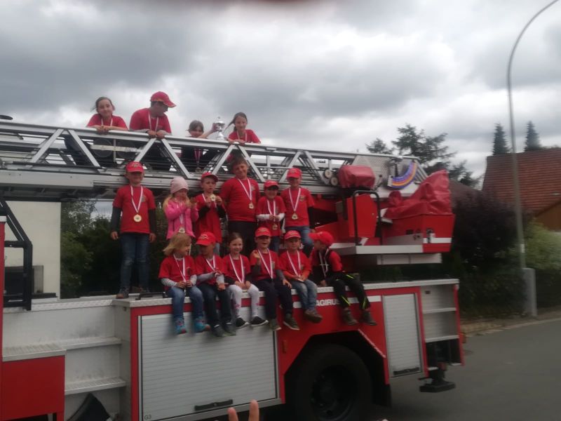 Gruppenbild der Kinderfeuerwehr Ottenhof-Bernheck auf einem Drehleiterfahrzeug